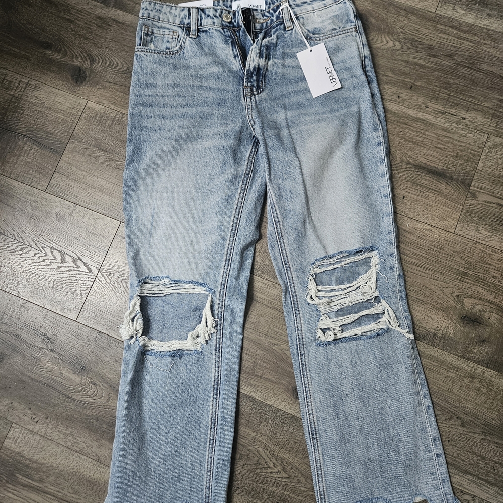 Light Wash Straight-Leg Women’s Jeans with Knee Distressing